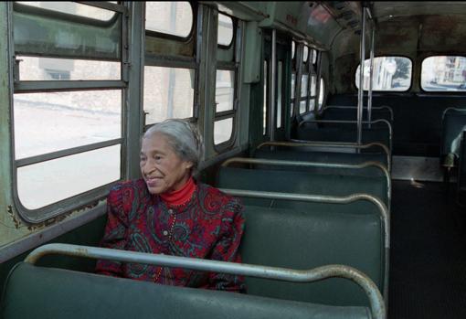 Rosa Parks, 40 años después del fin de la segregación, en el autobús en que tuvo lugar su protesta