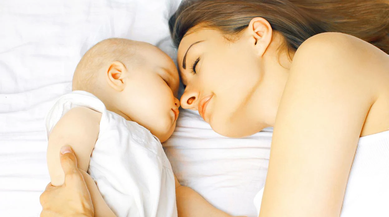 ¿Cómo dormir a un bebé? Del «no le duermas en brazos» a «tienes libertad absoluta»