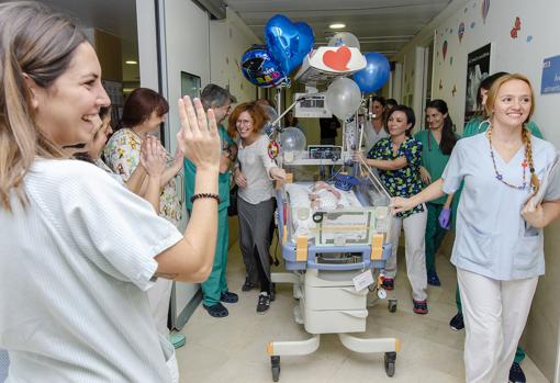 Salvador saliendo de la UCIN del Hospital Materno Infantil de O'Donnell