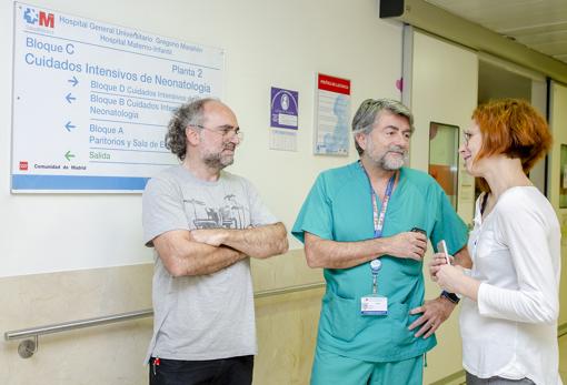 Los padres, junto a Manuel Sánchez Luna, jefe de servicio de Neonatología