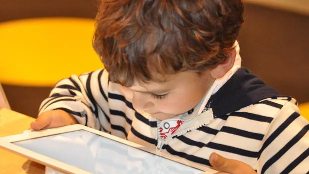 Casi el 70% de los niños de 10 a 15 años tienen móvil: ¿Cómo educarles en el buen uso de internet?