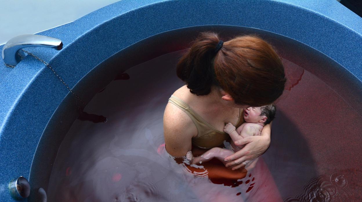 El parto en el agua es seguro tanto para la mujer como para el bebé