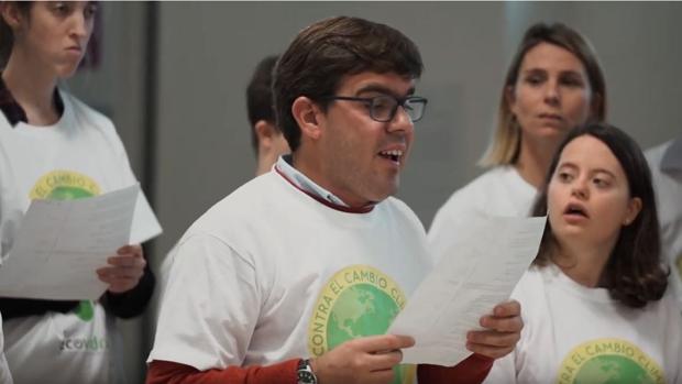 Un coro de jóvenes con discapacidad sensibiliza cantando sobre la importancia de reciclar vidrio