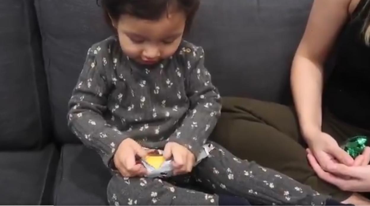 La tierna reacción de una niña al recibir el peor regalo de Navidad del mundo