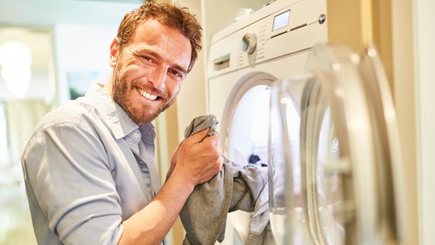 El infalible truco para que la ropa de la secadora huela bien