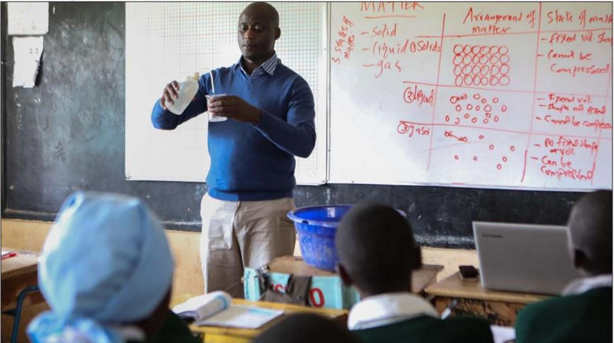 Peter Tabichi durante una de sus clases