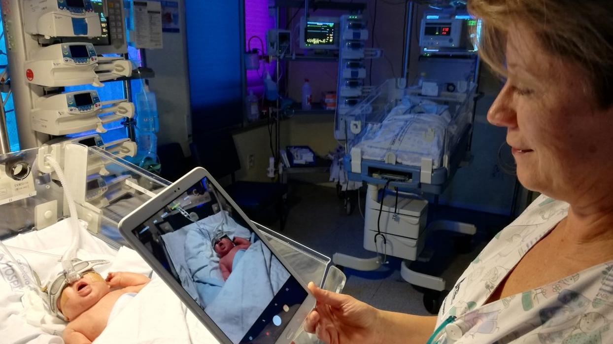 Los padres de neonatos ingresados en el Hospital de Canarias podrán ver a sus bebés a través de una tablet