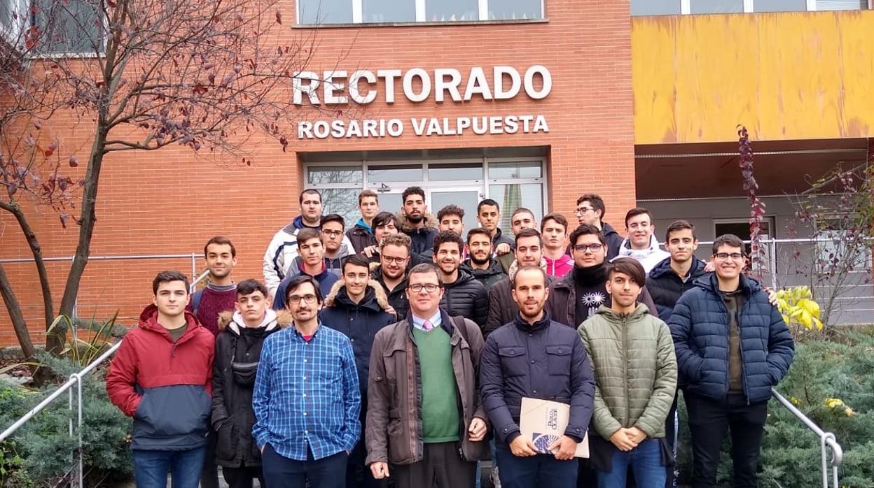 Alumnos del Grado Medio de Sistemas Microinformáticos y Redes de Altair visitan la Universidad Pablo de Olavide