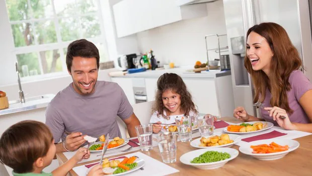 Pautas y frases (por edades) que te ayudarán a mejorar la comunicación familiar alrededor de la mesa
