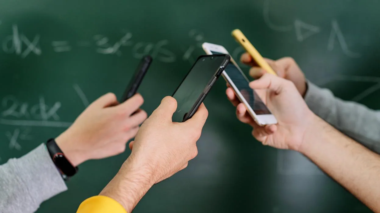 El móvil en el centro escolar: ¿prohibimos por no educar?
