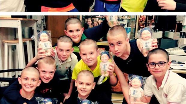 Una pandilla de amigos se rapa en solidaridad con uno de ellos con leucemia