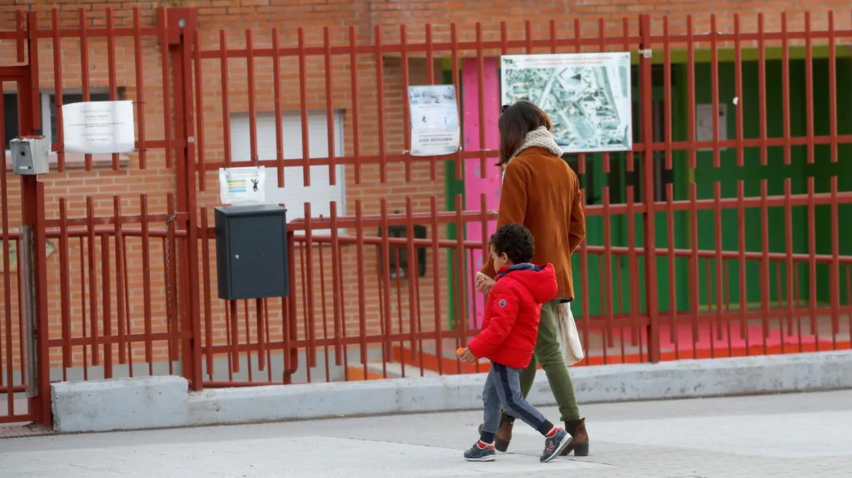 Coronavirus: Una madre acompaña a su hijo al colegio, este martes en Madrid