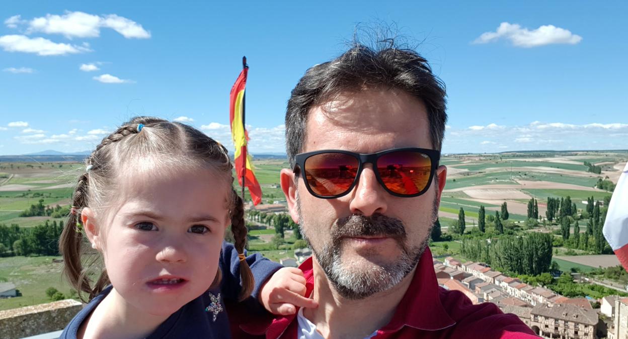 Ramón y su hija, desde la torre del homenaje del castillo de Peñaranda de Duero, Burgos.