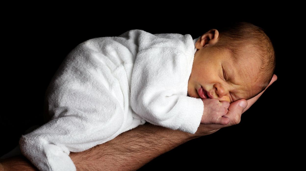 Los bebés saben reconocer el abrazo de sus padres: les tranquiliza más que el de un extraño
