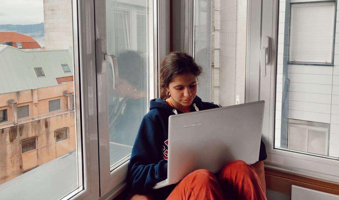 Lucía, estudiante de 3º de la ESO, en la ventana de su casa