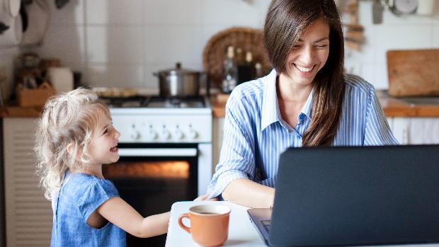 Las mujeres con menores que teletrabajan soportan la mayor parte del estrés del confinamiento