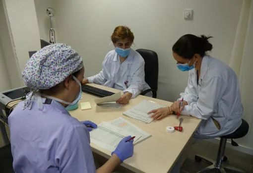 En la imagen, la doctora Rosalía de Dios (primera por la izquierda) junto a dos compañeras del Servicio de Rehabilitación trabajando en la coordinación del Equipo Covid