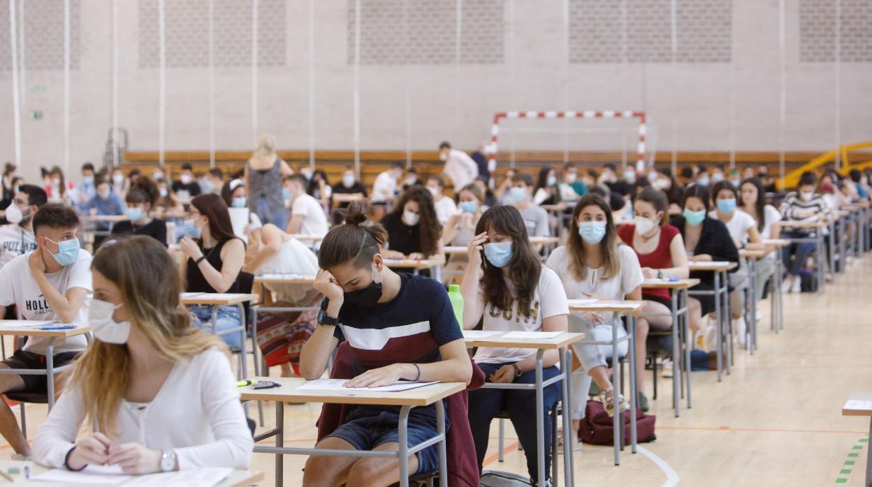 Estudiantes de Navarra durante las pruebas de acceso a la Universidad, EVAU o EBAU