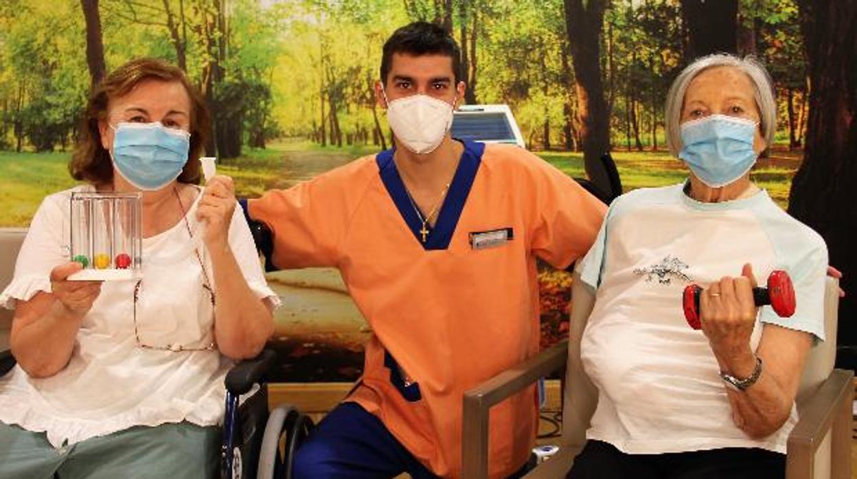 Elena de Blas, Carlos Ibáñez y María Ángeles Saiz haciendo fisioterapia respiratoria