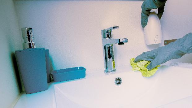 Los únicos cinco (pero imprescindibles) productos de limpieza que necesitas en casa