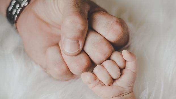 Conceden por primera vez el permiso de maternidad a un juez por tener un hijo de gestación subrogada