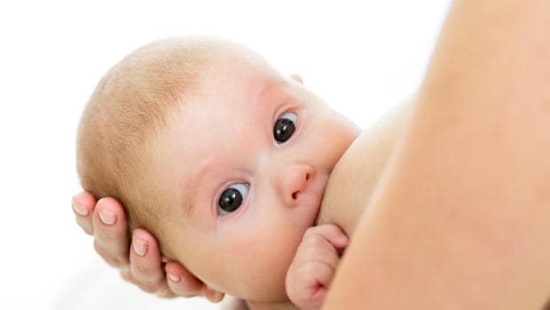 Los pediatras recomiendan mantener la lactancia en madres contagiadas de coronavirus