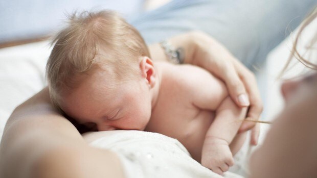 Variar la posición al dar el pecho al bebé contribuye a evitar lesiones y dolores musculares en las madres