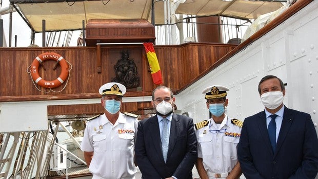 CEU Andalucía dona una imagen de la Virgen del Carmen al Buque Escuela Juan Sebastián Elcano