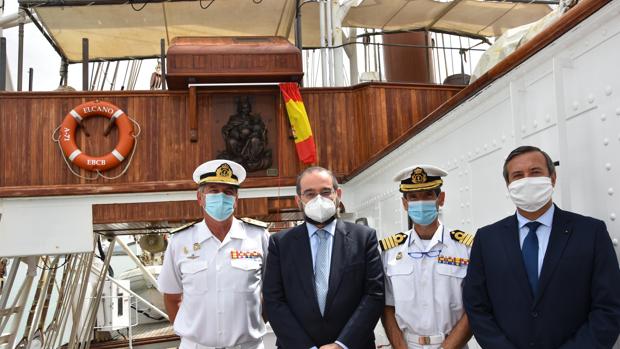 CEU Andalucía dona una imagen de la Virgen del Carmen al Buque Escuela Juan Sebastián Elcano