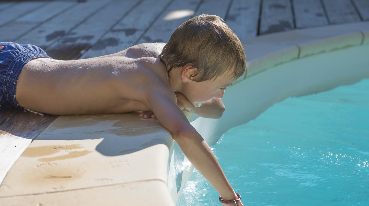 Un pediatra recuerda: «Exigir dos horas de digestión antes de bañarse supone una &quot;tortura innecesaria&quot; para los más pequeños»