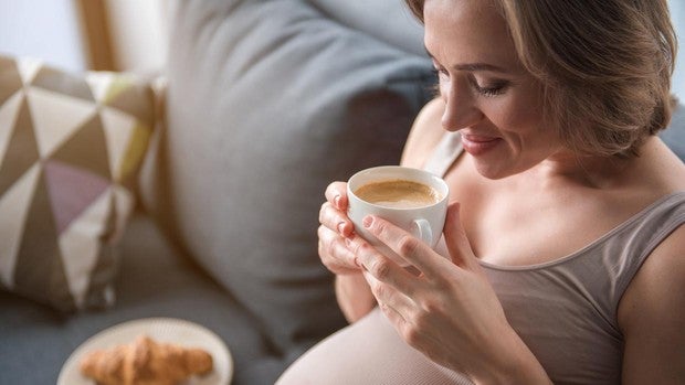 Recomiendan evitar la cafeína a las mujeres embarazadas o que intentan tener un bebé