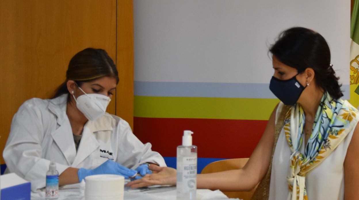 Una sanitaria realiza un test a una docente