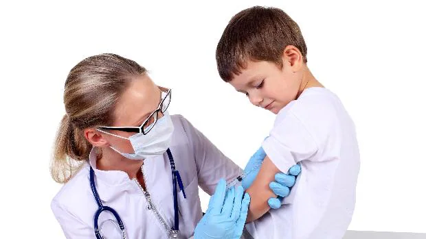 Los pediatras aconsejan vacunar de gripe a niños con secuelas por coronavirus