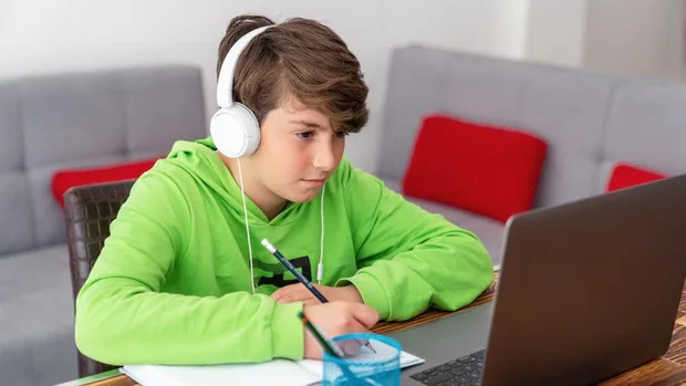 «Para un adolescente con falta de motivación o concentración la semipresencialidad en el aula es terrible»
