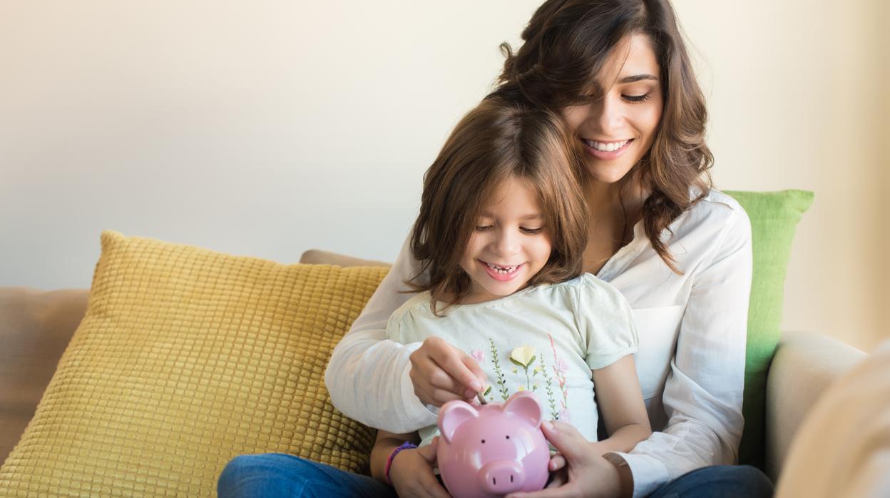 «El dinero se enseña en casa, se transmite de padres a hijos»