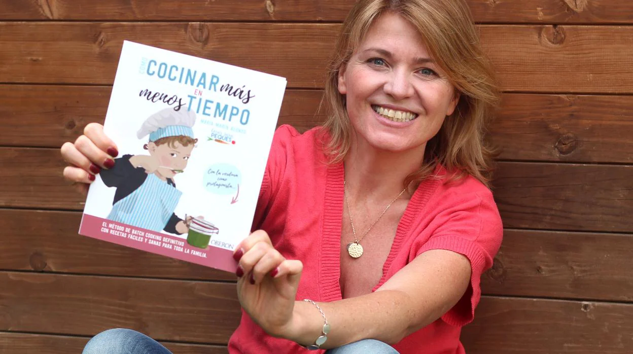 María Marín Alonso con su libro "Cómo cocinar más en menos tiempo"