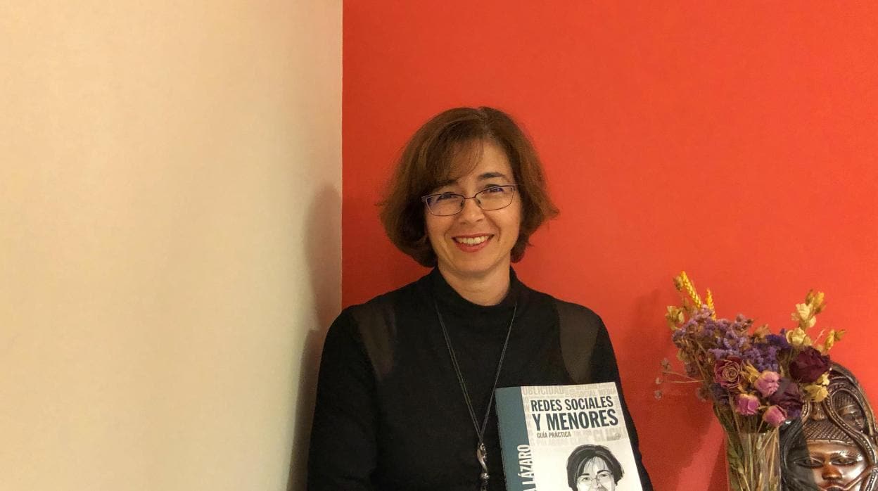 María Lázaro con su libro «Redes sociales y menores. Guía práctica»