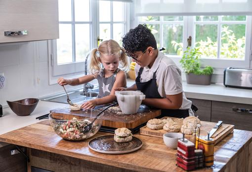Greg Ross, autor de «Que Cocinen Ellos»: «Hay que enseñar a los niños que el pescado no es cuadrado y rebozado»