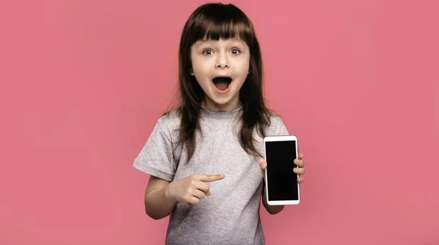 Los padres creen que la mejor edad para comprar un móvil a sus hijos es a los 13 años