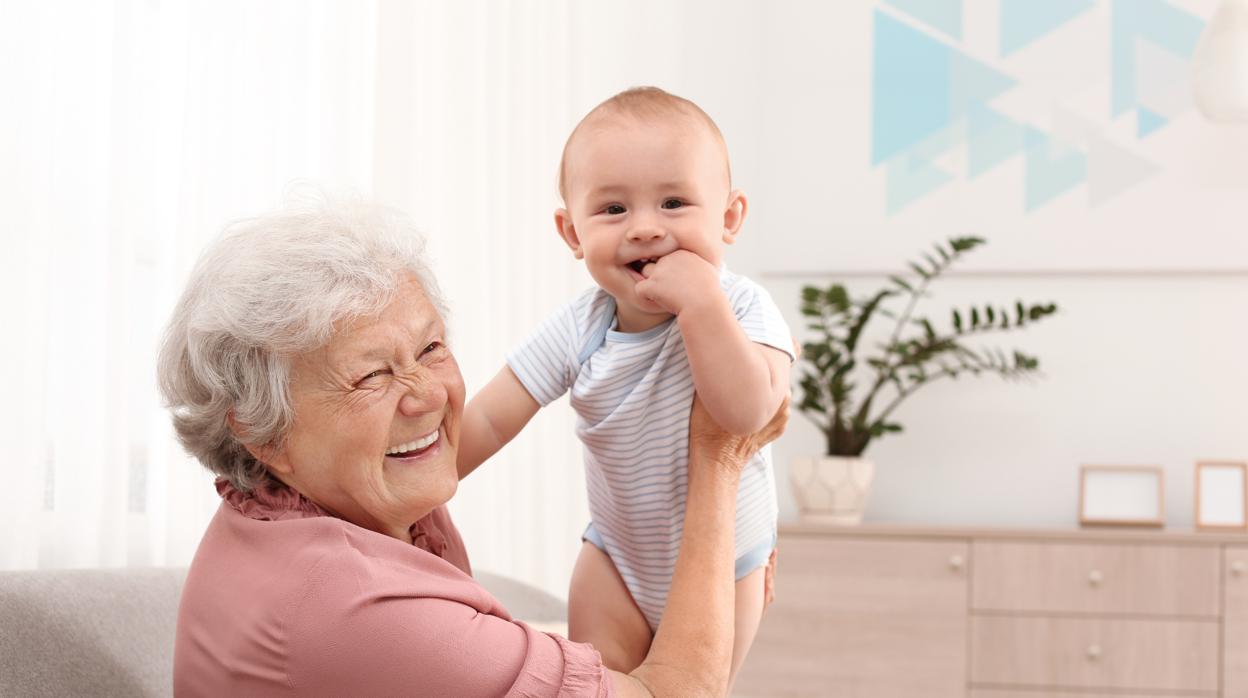 Una abuela con sus nietos