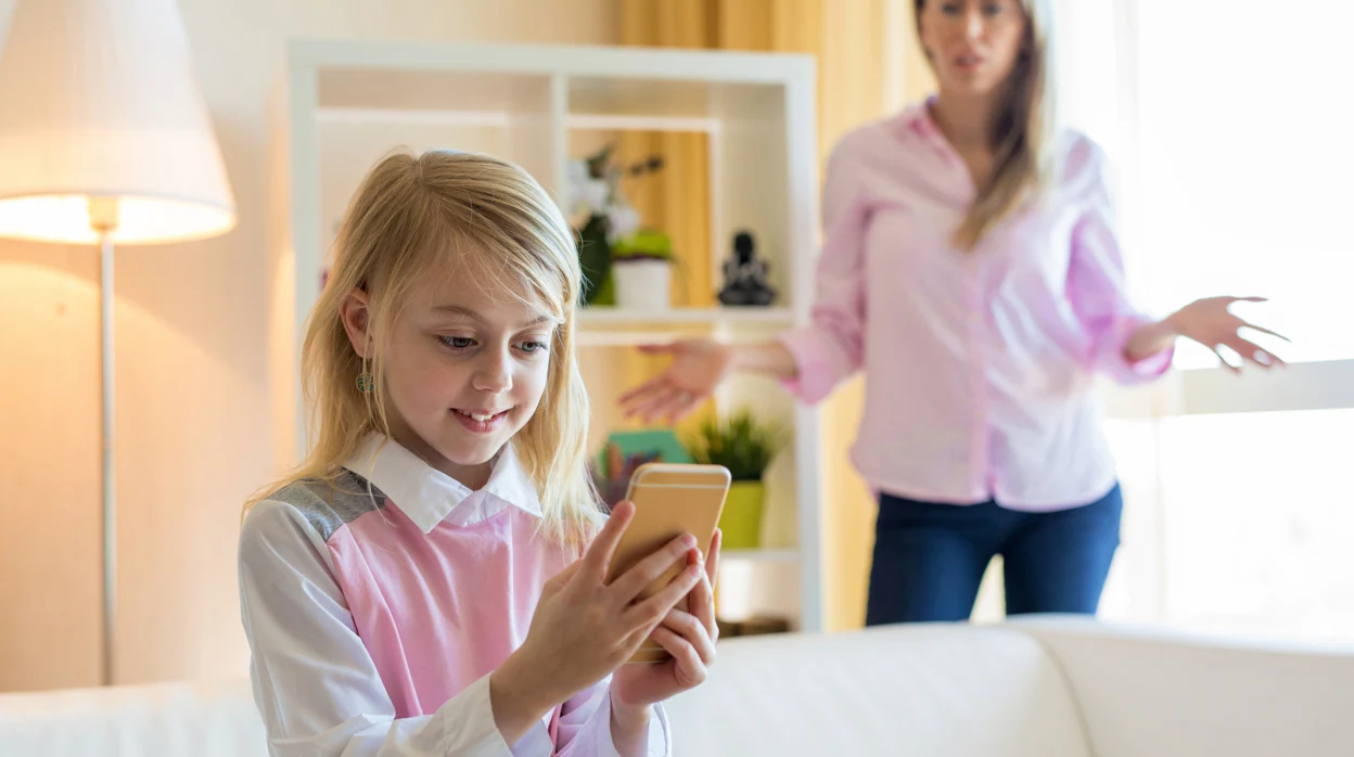 Padres separados: por qué no debes regalar un móvil a tu hijo sin el consentimiento del otro progenitor