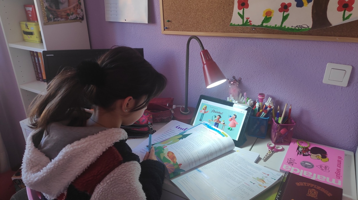 La hija de Ángel estudiando en su habitación