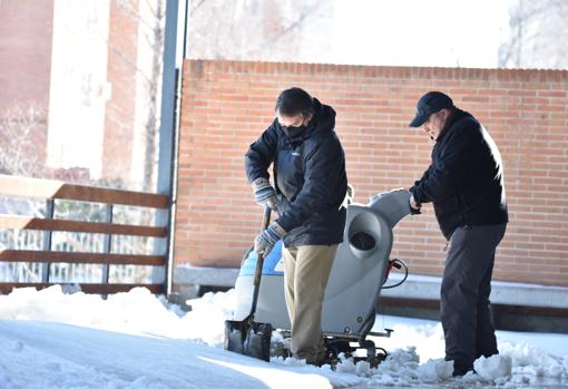 El personal de mantenimiento intenta romper el hielo
