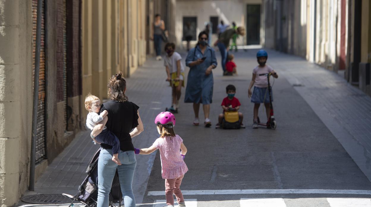 Varias familias en sus primeras salidas a la calle tras el confinamiento