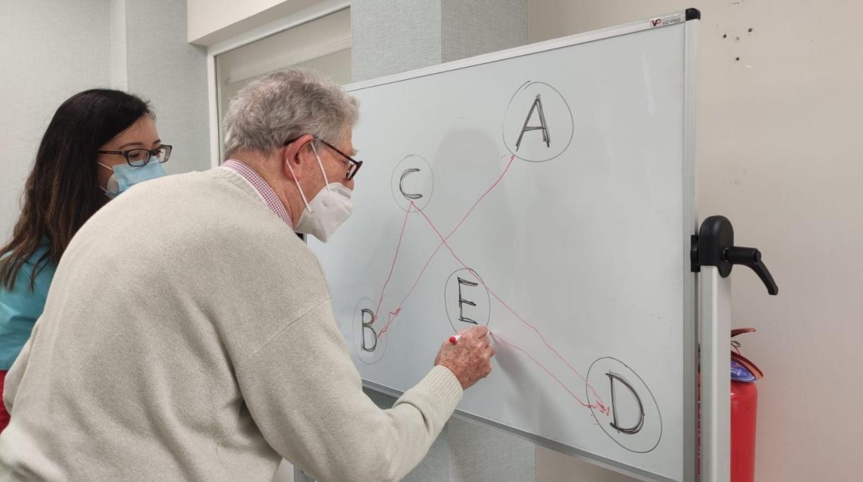 Dejar de hablar, de comer o de vestirse... La factura del cierre de los centros de día en los mayores con deterioro cognitivo