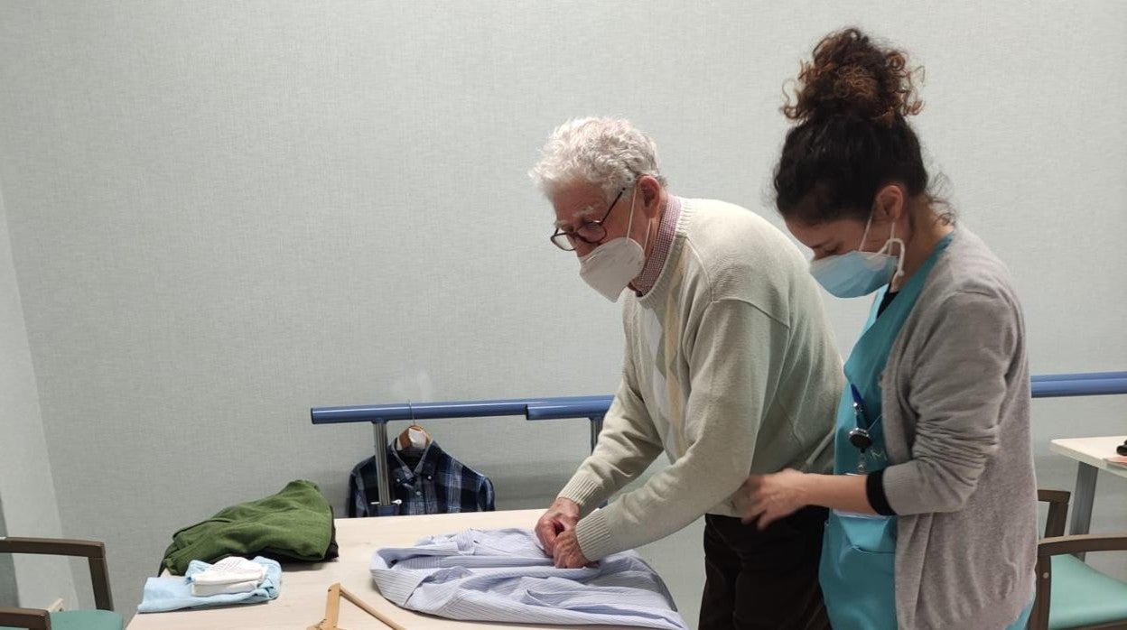 Eloy (92 años): «En el centro de día aprendió de nuevo a vestirse, ponerse de pie, sentarse...»