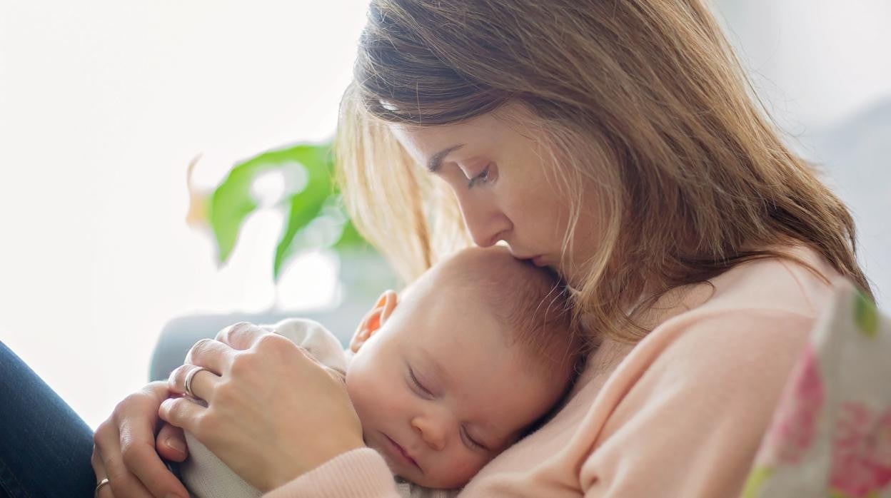 Así puedes superar la sensación de soledad si has sido madre en plena pandemia
