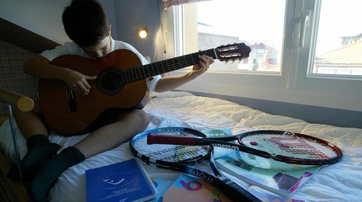 Los indudables beneficios de aprender a tocar la guitarra en la niñez