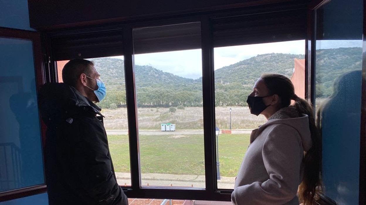 Fátima y Emilio, en la ventana de su futura casa, cedida por el alcalde del pueblo de Santa María del Berrocal (Ávila) a instancias de Fundación Madrina