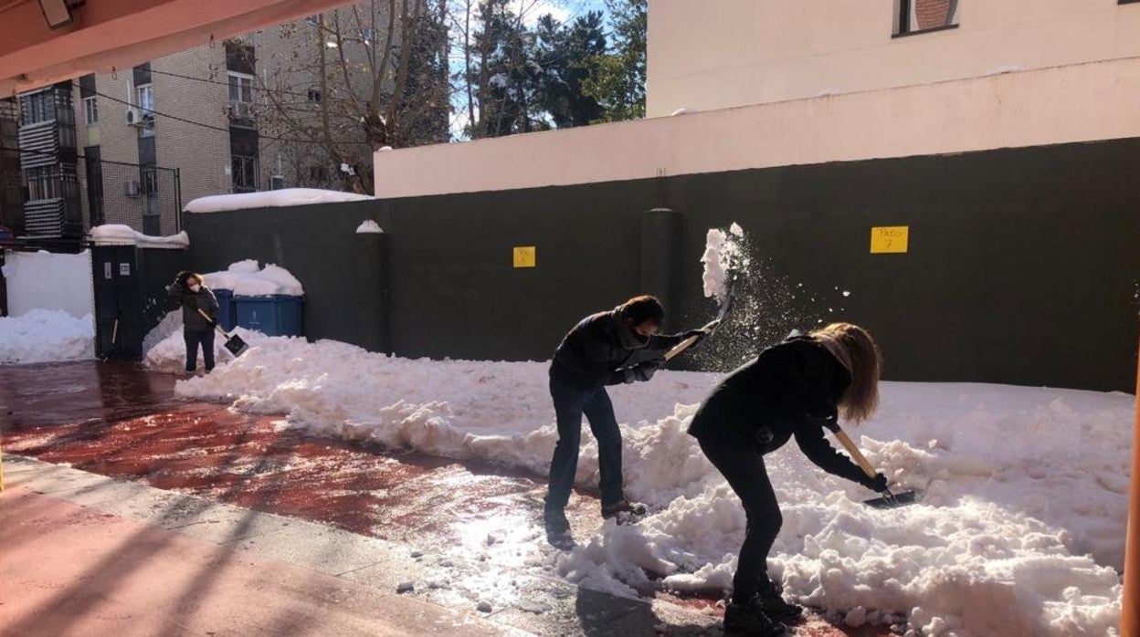 Cooperación tras el temporal: AMPA y familias se vuelcan en las labores de limpieza de Wisdom School Madrid